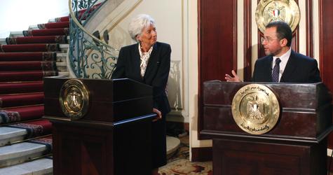IMF Managing Director Christine Lagarde talks with Egypt's Prime Minister Hisham Kandil during their a news conference at the cabinet headquarters in Cairo