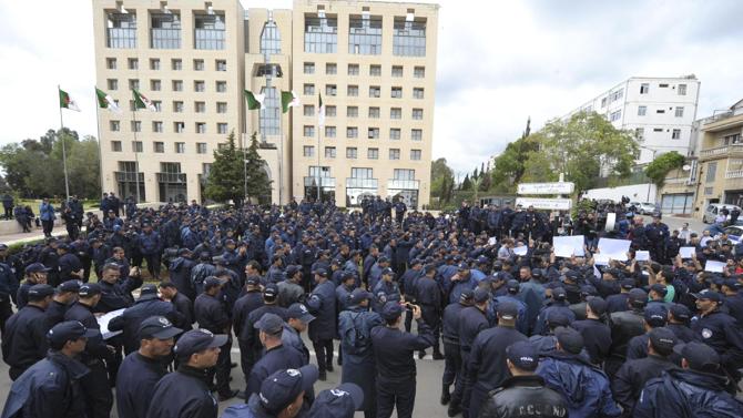 protest-police-algeria