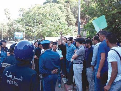 Algeria: Police breaks TV workers’ sit-in, arrests 18