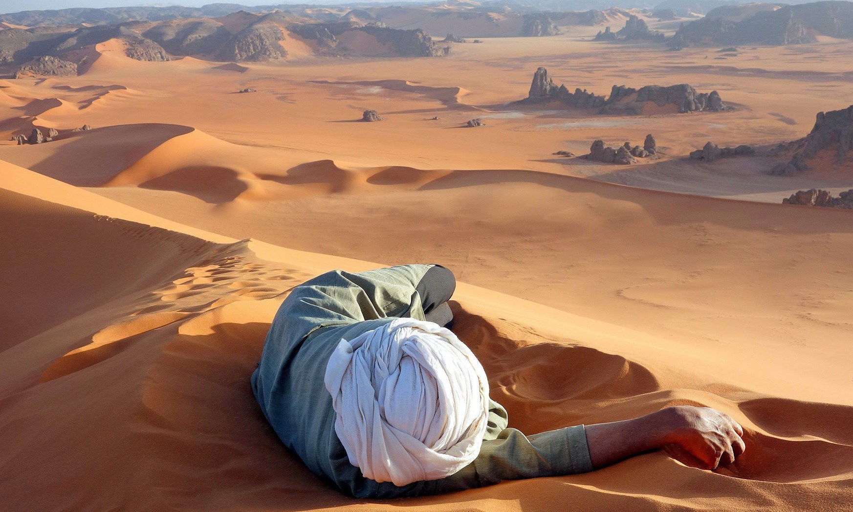migrant abandoned in desert by Algeria