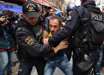 Turkish police disperse demonstration of stranded Tunisians amid covid-19 crisis