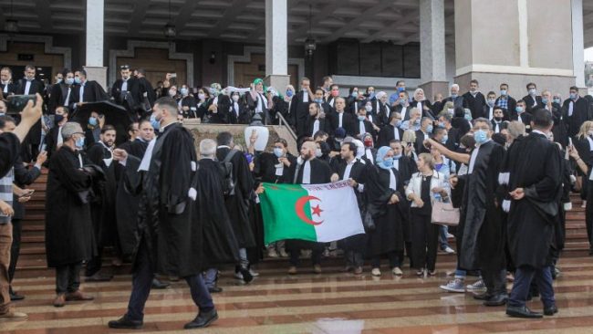 Algeria: Lawyers join popular mass protests, decry unlawful interference in their profession