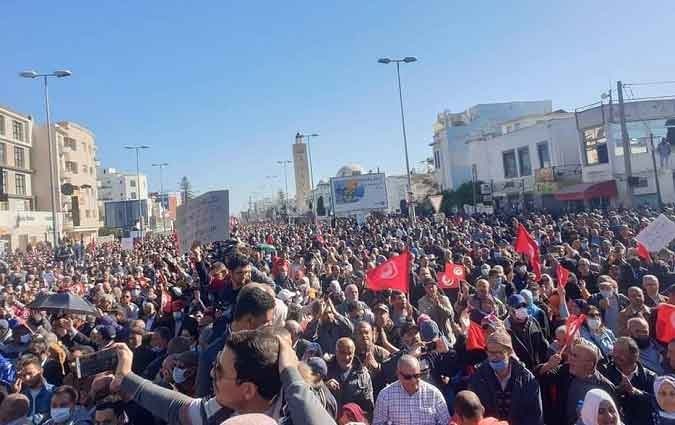 Tunisian protestors attempt to storm suspended Parliament