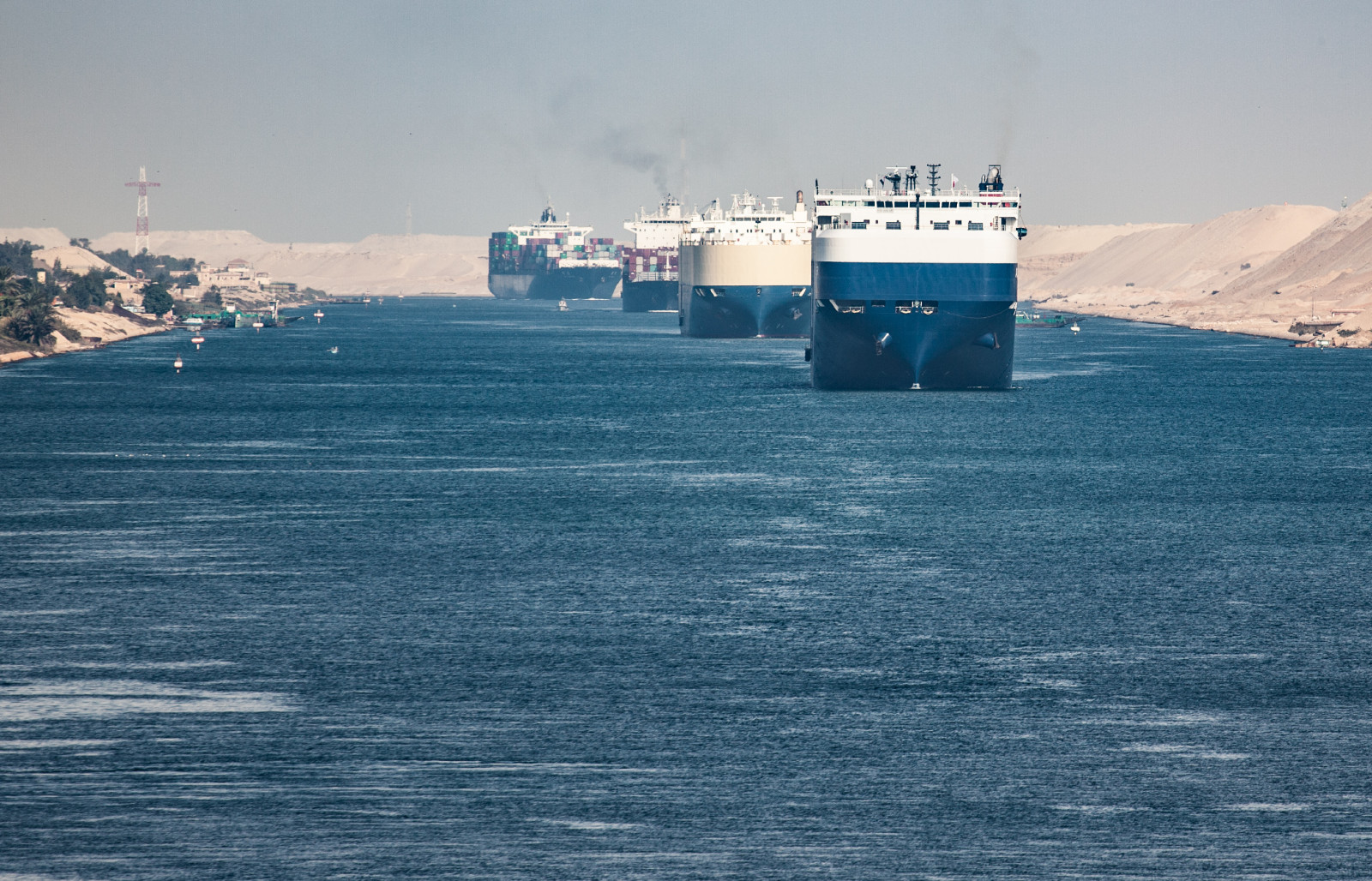 Egypt: Suez Canal authority raises transit fees for oil tankers to 15%