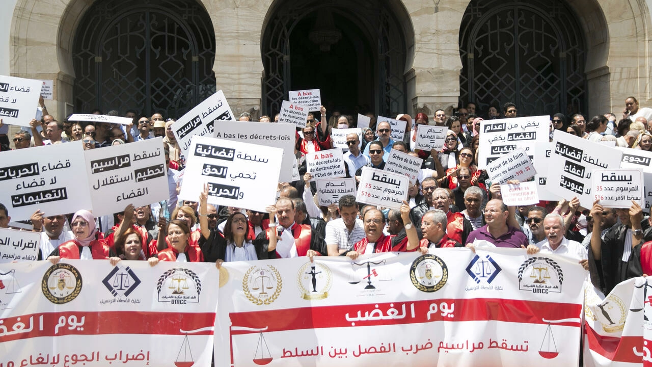 Tunisia: Administrative Court suspends president’s dismissal of judges
