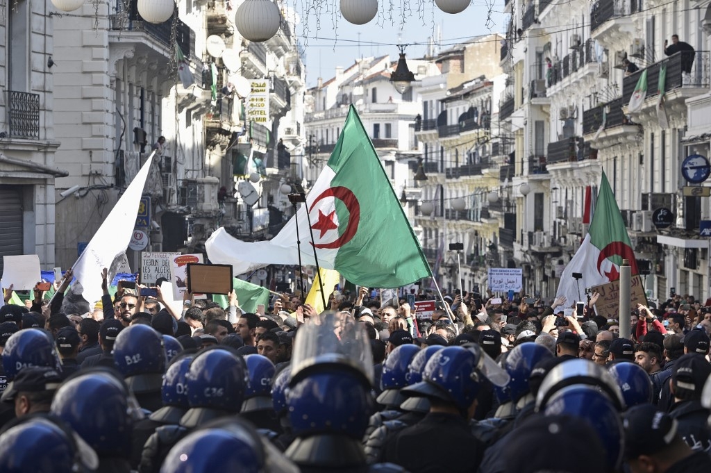 Algeria bent on buying social peace at expense of undermining economy