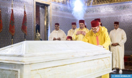 Morocco commemorates 65th anniversary of death of late King Mohammed V; Sovereign and royal family members visit his grave