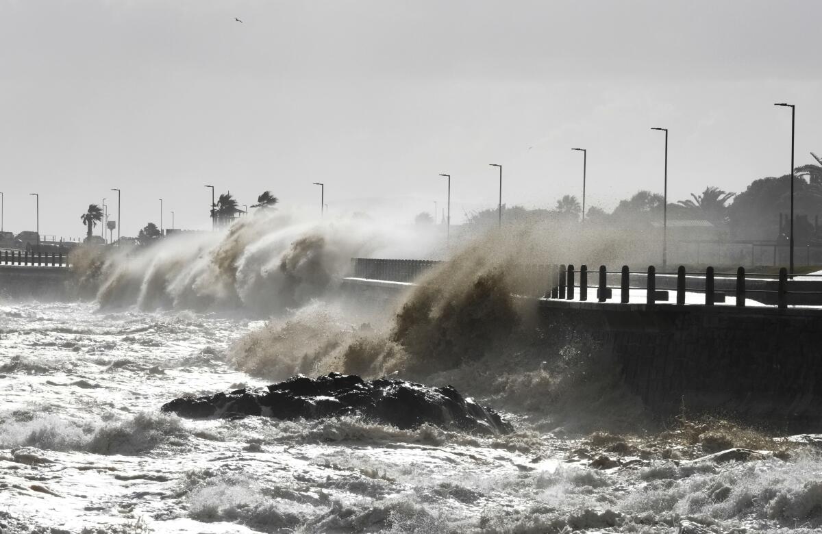 Violent storm destroys 1000 homes in Cape Town